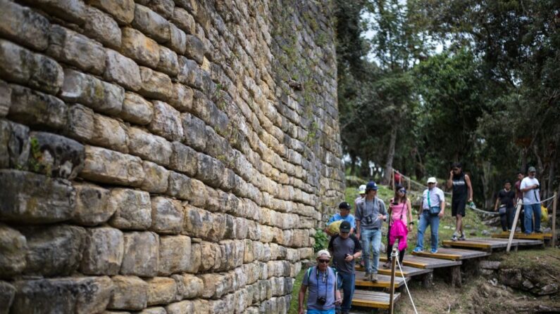 Turistas visitan Kuélap, una ciudadela fortificada construida por el pueblo indígena chachapoya entre los siglos VI y XI en la región amazónica del norte de Perú, el 15 de marzo de 2017. (Ernesto Benavides/AFP vía Getty Images)