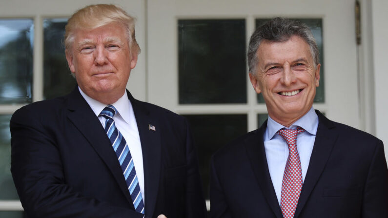 El expresidente de Estados Unidos, Donald Trump (i), estrecha la mano del expresidente de Argentina, Mauricio Macri (d), poco antes de reunirse en el Despacho Oval de la Casa Blanca el 27 de abril de 2017 en Washington, DC. (Win McNamee/Getty Images)