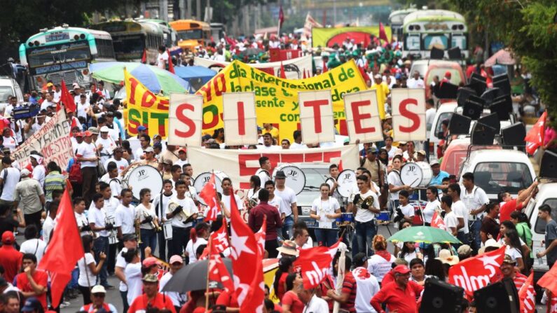 Personas marchan durante una manifestación del Primero de Mayo en San Salvador (El Salvador) el 1 de mayo de 2017. (Marvin Recinos/AFP vía Getty Images)