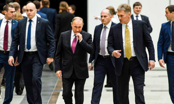 El presidente ruso Vladimir Putin (Centro) habla con su secretario de prensa 
Dmitri Peskov (2do a la derecha) en una foto de archivo. (Kirill Kudryavtsev/AFP a través de Getty Images)