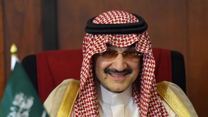 El príncipe saudí Al-Waleed Bin Talal observa durante una reunión con el ministro de Asuntos Exteriores de Sri Lanka, Ravi Karunanayake, en Colombo, el 4 de julio de 2017. (Ishara S. Kodikara/AFP vía Getty Images)