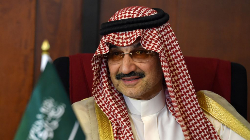 El miembro de la realeza saudí Al-Waleed Bin Talal bin Abdulaziz al Saud mira durante una reunión con el ministro de Asuntos Exteriores de Sri Lanka, Ravi Karunanayake, en Colombo el 4 de julio de 2017. (Ishara S. Kodikara/AFP/Getty Images)
