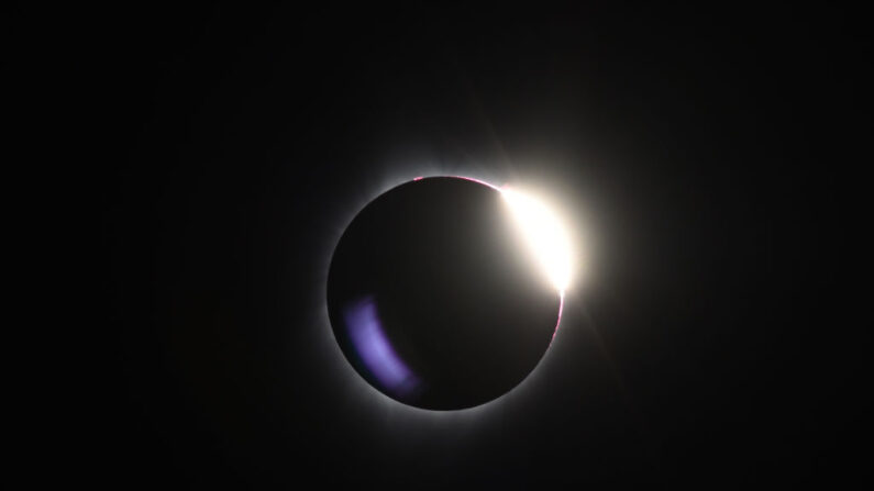 El efecto de anillo de diamante es visible cuando la Luna pasa por delante del Sol durante un eclipse solar total en el rancho Big Summit Prairie en el Bosque Nacional Ochoco de Oregón, cerca de la ciudad de Mitchell, el 21 de agosto de 2017. El Sol comenzó a desvanecerse detrás de la Luna cuando comenzó el lunes la fase parcial del llamado Gran Eclipse Americano, con millones de ávidos observadores del cielo que pronto presenciarán la "totalidad" en toda la nación por primera vez en casi un siglo. (ROBYN BECK/AFP vía Getty Images)