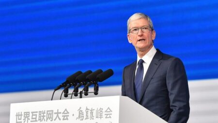 Comisionado de la FCC critica al CEO de Apple, Tim Cook, por la censura de la App Store en China