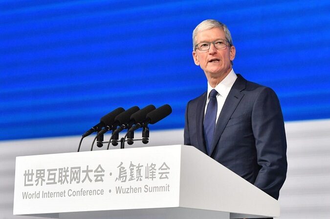 El CEO de Apple, Tim Cook, habla durante la ceremonia de apertura de la 4ª Conferencia Mundial de Internet en Wuzhen, en la provincia oriental china de Zhejiang, el 3 de diciembre de 2017.(AFP/Getty Images)
