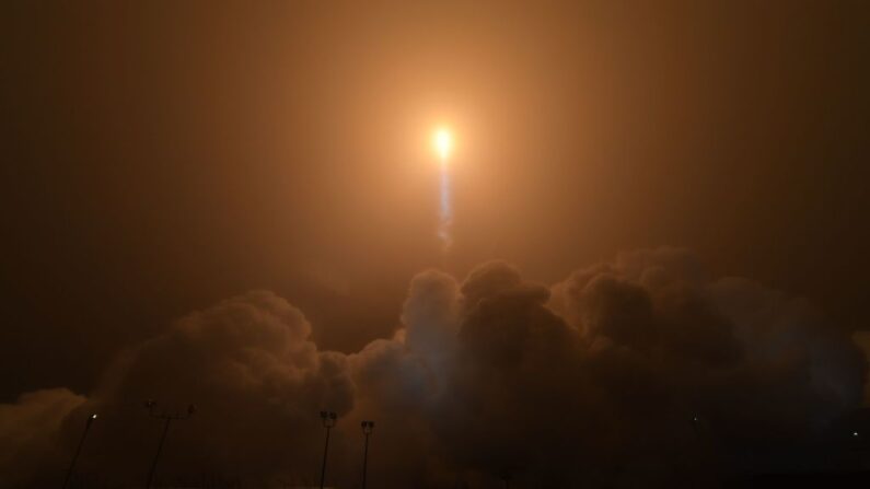 La nave espacial InSight de la NASA se lanza a bordo de un cohete United Launch Alliance Atlas-V el 5 de mayo de 2018 desde la Base de la Fuerza Aérea Vandenberg en California. (Robyn Beck /AFP a través de Getty Images)