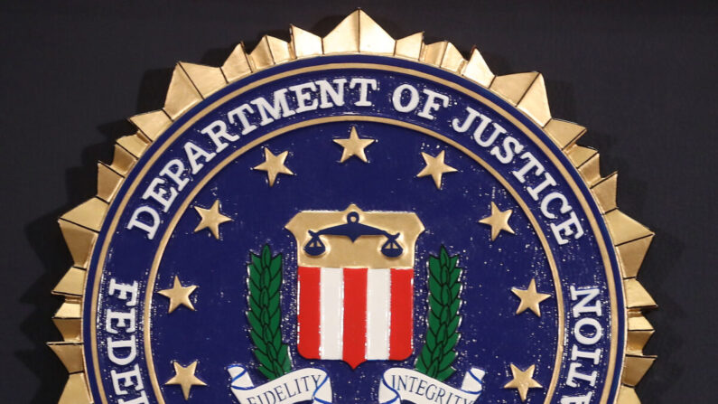 El sello del FBI está pegado a un podio en una conferencia de prensa en la sede del FBI en Washington el 14 de junio de 2018. (Mark Wilson/Getty Images)