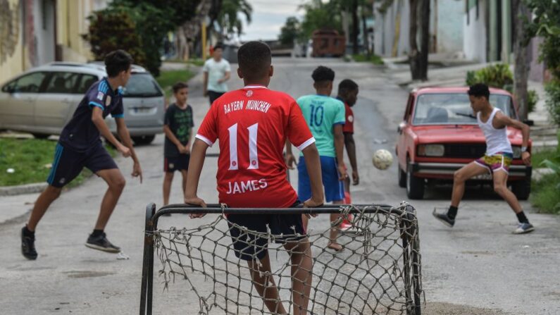 Niños cubanos juegan al fútbol en una calle de La Habana (Cuba), el 12 de julio de 2018. (Yamil Lage/AFP vía Getty Images)