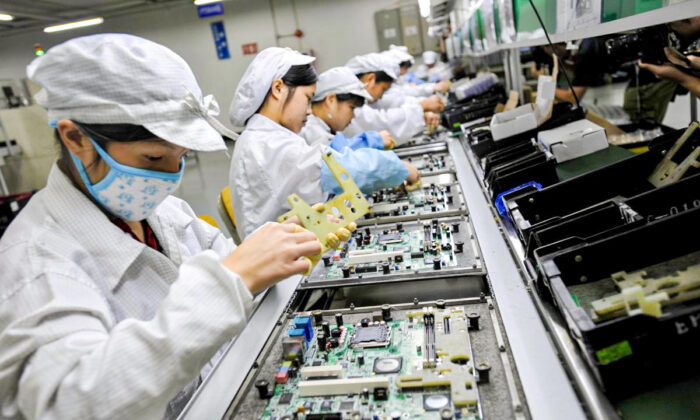 Trabajadores chinos ensamblan componentes electrónicos en la fábrica del gigante tecnológico taiwanés Foxconn, en la ciudad de Shenzhen, provincia de Guangdong, China, el 26 de mayo de 2010. (AFP/AFP/Getty Images)

