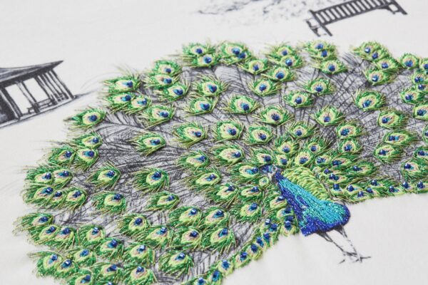 Detalle de un pavo real bordado a mano en el diseño "Green Kew Peacocks" de Susannah Weiland. (Yeshen Venema)