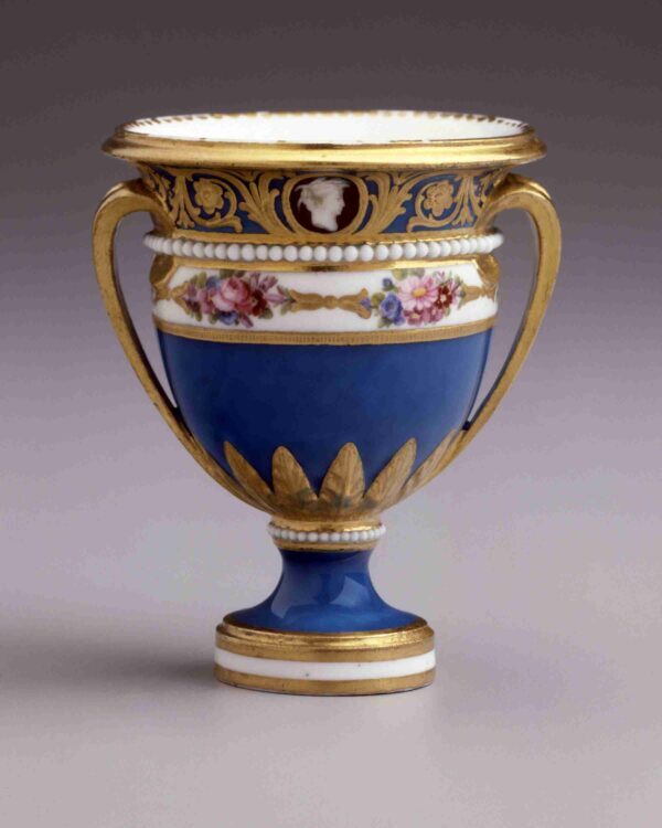 Copa de hielo del Servicio Cameo, alrededor de 1779, de la Fábrica de Porcelana de Sèvres, Francia. Porcelana de pasta blanda; 3 1/2 pulgadas de altura. Finca,Museum & Gardens Hillwood. (Edward Owen/Cortesía de Hillwood Estate, Museum & Gardens)