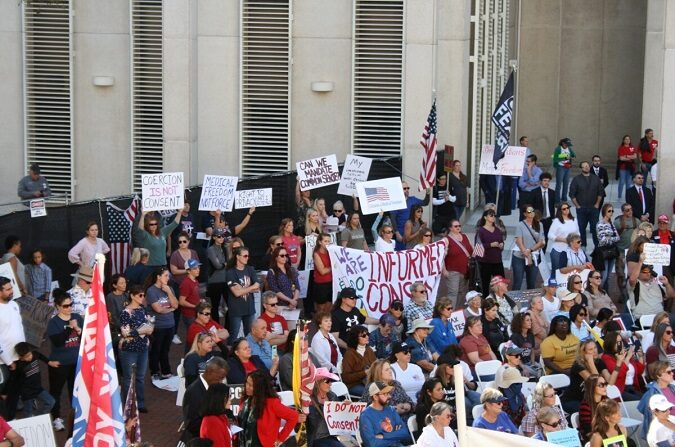 Los floridanos se reúnen en el Capitolio estatal en Tallahassee el 16 de noviembre de 2021 para alentar a los legisladores a prohibir los mandatos de vacunación. (Nanette Holt/The Epoch Times)
