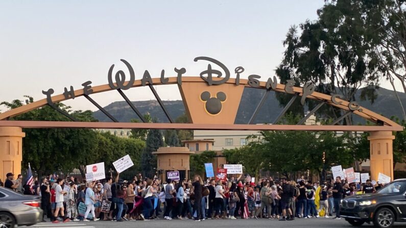 Unas 150 personas asistieron a la concentración en oposición a la postura de The Walt Disney Company contra una ley recientemente aprobada en Florida que prohíbe a las escuelas enseñar a sus alumnos más jóvenes sobre orientación sexual e identidad de género. La concentración tuvo lugar frente a la sede de Disney en Burbank, California, el 6 de abril de 2022. (Jill McLaughlin/The Epoch Times)