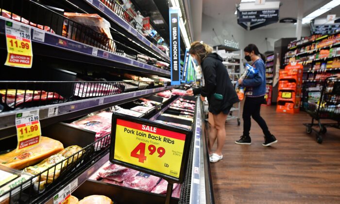 Personas comprando en una tienda de comestibles en Monterey Park, California, el 12 de abril de 2022. (FREDERIC J. BROWN/AFP vía Getty Images)
