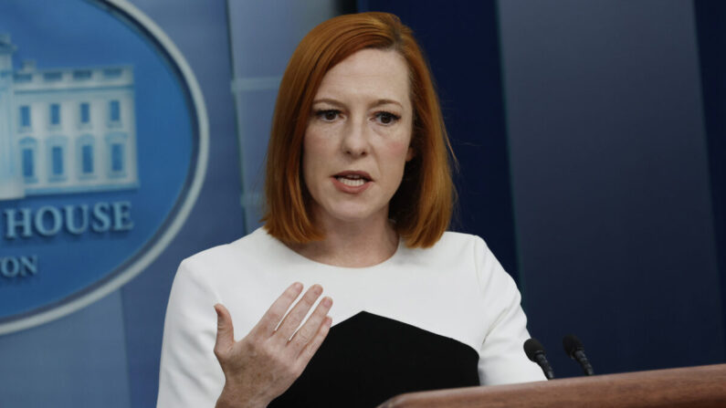 La secretaria de prensa de la Casa Blanca, Jen Psaki, habla con los periodistas durante la rueda de prensa diaria en la Sala de Prensa Brady de la Casa Blanca el 14 de marzo de 2022. (Chip Somodevilla/Getty Images)