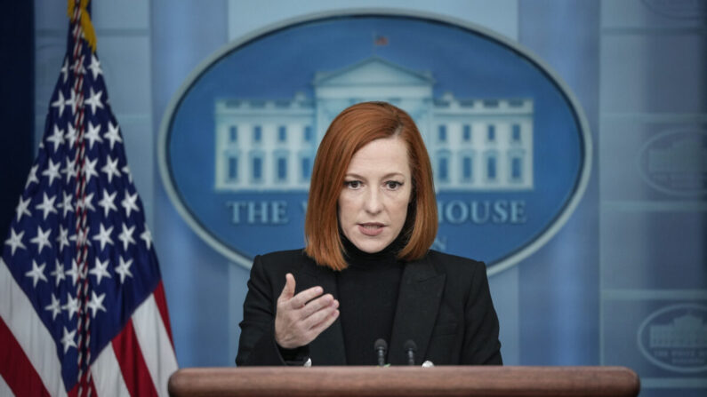 La secretaria de Prensa de la Casa Blanca, Jen Psaki, habla durante la rueda de prensa diaria en la Casa Blanca el 25 de febrero de 2022. (Drew Angerer/Getty Images)
