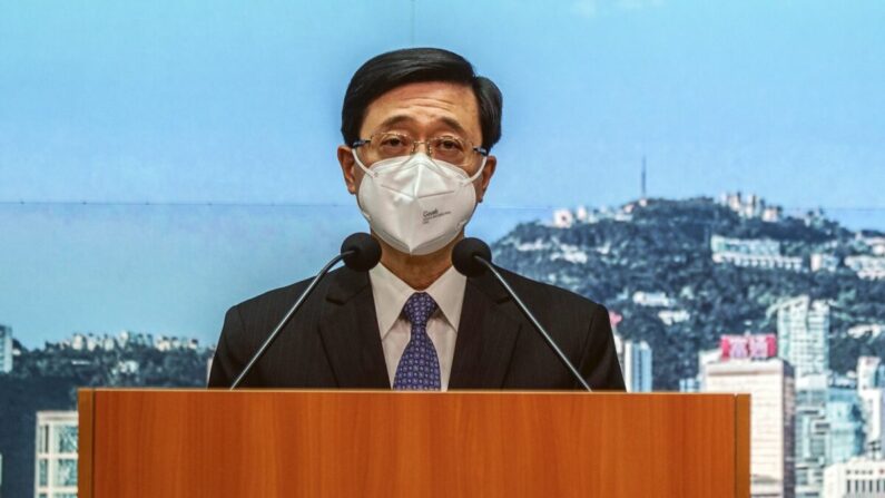 John Lee, secretario jefe de Hong Kong, durante una conferencia de prensa en Hong Kong, el 6 de abril de 2022. (Lam Yik-Pool/Getty Images)