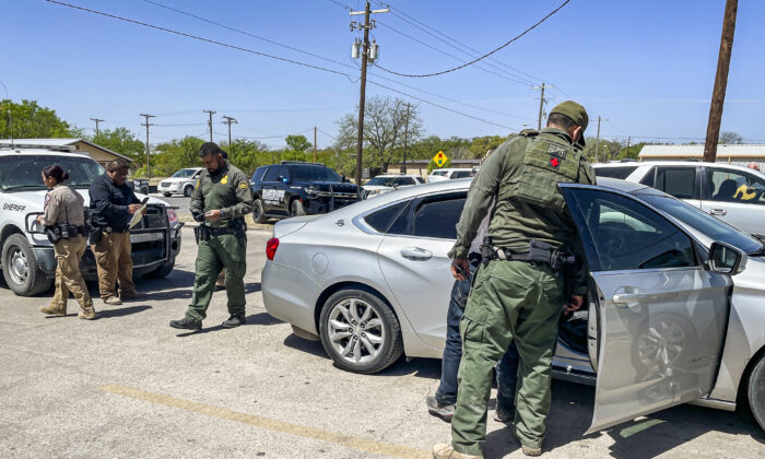 Agentes de la Patrulla Fronteriza recogen a cuatro inmigrantes ilegales de México luego de que los agentes locales interceptaran su vehículo de tráfico, en Brackettville, Texas, el 8 de abril de 2022. (Charlotte Cuthbertson/The Epoch Times)
