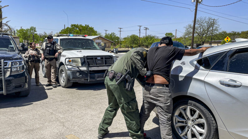 Agentes de la Patrulla Fronteriza recogen a cuatro extranjeros ilegales de México después de que los ayudantes locales intercepten su vehículo de contrabando, en Brackettville, Texas, el 8 de abril de 2022. (Charlotte Cuthbertson/The Epoch Times)
