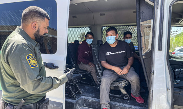 Agentes de la Patrulla Fronteriza recogen a cuatro inmigrantes ilegales de México luego de que los agentes locales interceptaran su vehículo de tráfico de personas, en Brackettville, Texas, el 8 de abril de 2022. (Charlotte Cuthbertson/The Epoch Times)