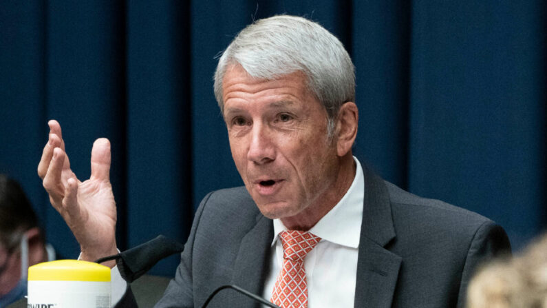 El representante Kurt Schrader (D-Ore.) pregunta a los testigos durante una audiencia del Comité de Energía y Comercio de la Cámara de Representantes en el Capitolio, en Washington, el 23 de junio de 2020. (Sarah Silbiger/Pool vía Getty Images)
