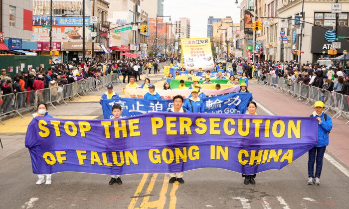 Los practicantes de Falun Gong participan en un desfile para conmemorar el 23.º aniversario de la apelación pacífica del 25 de abril de 10,000 practicantes de Falun Gong en Beijing, en Flushing, Nueva York, el 23 de abril de 2022. (Larry Dye/The Epoch Times)
