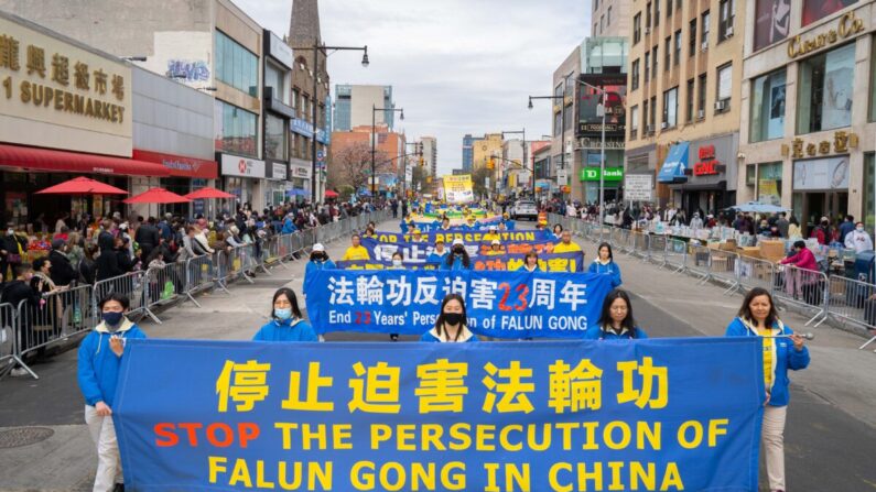 Los practicantes de Falun Gong participan en un desfile para conmemorar el 23º aniversario de la apelación pacífica del 25 de abril en Beijing, en Flushing, Nueva York, el 23 de abril de 2022. (Zhang Jingyi/The Epoch Times)
