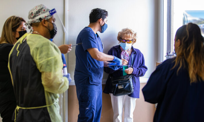 Voluntarios de la Clínica Gratuita de Lestonnac guían a los pacientes en el proceso de vacunación contra el COVID-19 en Orange, California, el 9 de marzo de 2021. (John Fredricks/The Epoch Times)