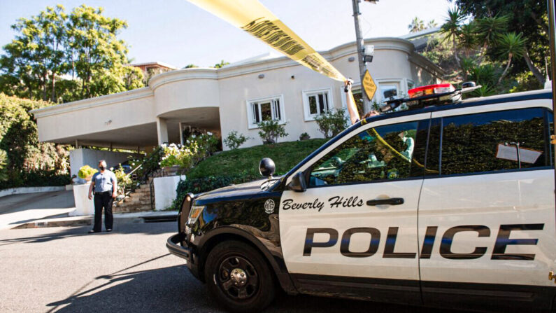 Una cinta policial bloquea el acceso a la escena de un robo y un tiroteo en Beverly Hills, California, el 1 de diciembre de 2021. (Valerie Macon/AFP vía Getty Images)
