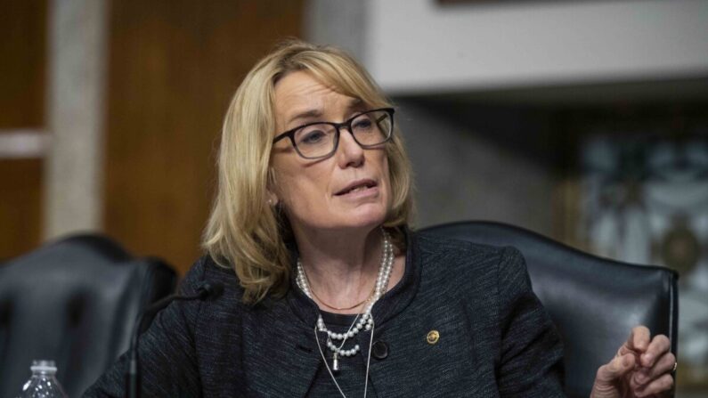 La senadora Maggie Hassan (D-N.H.) habla en una audiencia del Comité de Seguridad Nacional y Asuntos Gubernamentales/Reglas y Administración en el Capitolio en Washington, el 3 de marzo de 2021. (Shawn Thew/Pool vía Getty Images)
