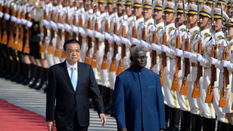 El primer ministro de las Islas Salomón, Manasseh Sogavare (der.), y el primer ministro chino, Li Keqiang, inspeccionan las guardias de honor durante una ceremonia de bienvenida en el Gran Salón del Pueblo, en Beijing, el 9 de octubre de 2019. (Wang Zhao/AFP vía Getty Images)