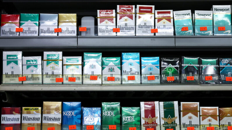 Paquetes de cigarrillos con sabor a mentol y sin mentol se exponen a la venta en un estanco en Los Ángeles el 28 de abril de 2022. (Mario Tama/Getty Images)