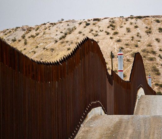 Un vehículo de la Patrulla Fronteriza de Estados Unidos se encuentra junto a un muro fronterizo en el sector de El Paso, a lo largo de la frontera entre México y el estado de Chihuahua, en Sunland Park, Nuevo México, el 9 de diciembre de 2021. (Patrick T. Fallon/AFP vía Getty Images)
