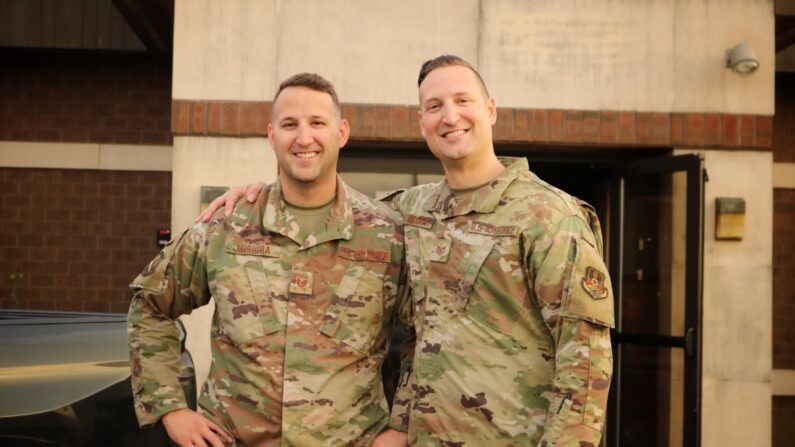 Después de regresar del despliegue, los hermanos Josiah Misiura (I) y David Misiura Jr. posaron para una foto en la Base de la Fuerza Aérea McGuire en North Hanover Township, Nueva Jersey, en junio de 2019. Cortesía de David Misiura Jr.