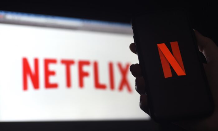 Un ordenador y una pantalla de un teléfono móvil muestran el logotipo de Netflix, en Arlington, Virginia, el 31 de marzo de 2020. (Olivier Douliery/AFP vía Getty Images)