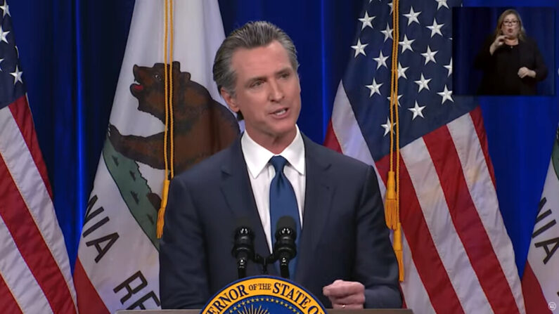 El gobernador de California Gavin Newsom pronuncia su discurso sobre el estado del Estado en Sacramento el 8 de marzo de 2022. (Captura de pantalla vía YouTube/Gobernador de California Gavin Newsom)
