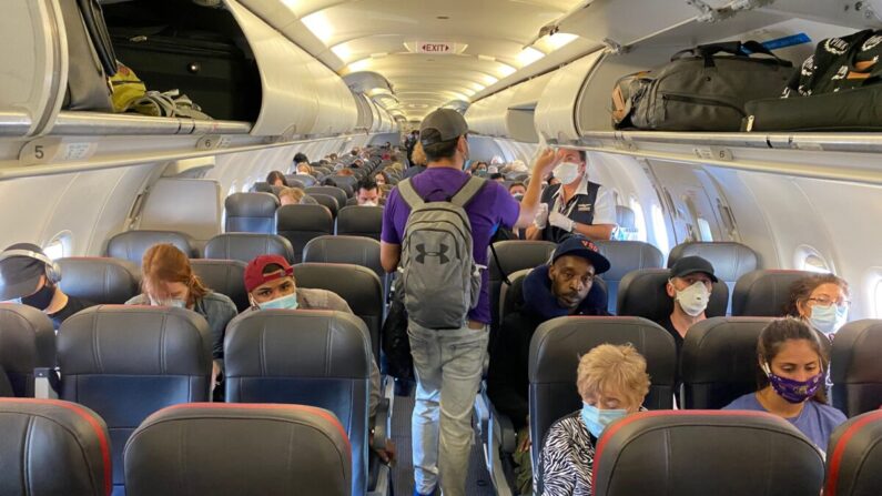 Pasajeros suben a un vuelo de American Airlines en Nueva York con destino a Charlotte, Carolina del Norte, el 3 de mayo de 2020. (Eleonore Sens/AFP vía Getty Images)