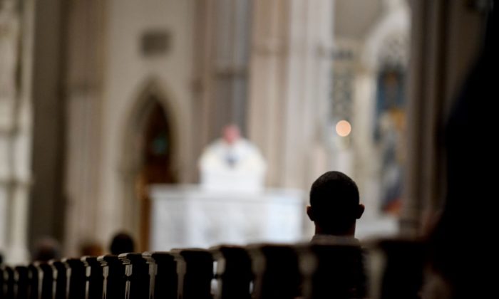 Los feligreses acuden a una misa en la Catedral de San Pablo en Pittsburgh, Pensilvania, el 15 de agosto de 2018. (Jeff Swensen/Getty Images)
