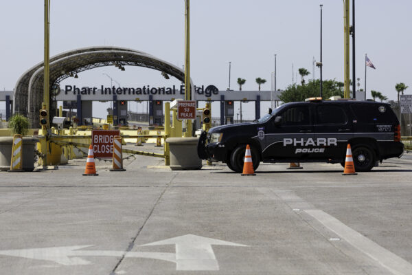 Oficiales de policía bloquean la entrada al Puente Internacional Pharr-Reynosa en Pharr, Texas, el 13 de abril de 2022. Los camioneros mexicanos han suspendido el tráfico desde al menos el 9 de abril en protesta por las nuevas inspecciones del gobernador de Texas, Greg Abbott. (Michael González/Getty Images)