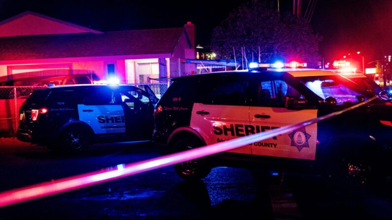 La cinta policial bloquea la escena del crimen fuera de una iglesia en Sacramento, California, el 28 de febrero de 2022. (Andri Tambunan/AFP vía Getty Images)