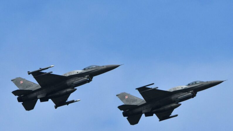 Cazas F-16 polacos vuelan durante unos ejercicios de las fuerzas aéreas en una foto de archivo. (Genya Savilov/AFP vía Getty Images)
