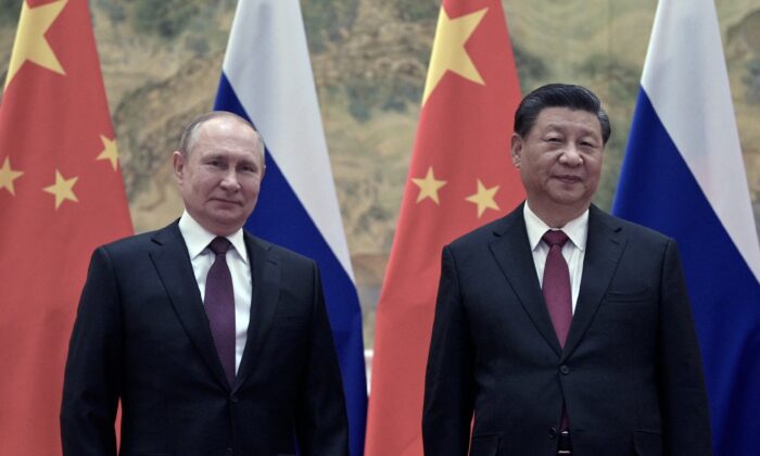 El presidente ruso Vladimir Putin (izq.) y el líder chino Xi Jinping posan durante una reunión, en Beijing, el 4 de febrero de 2022. (Alexei Druzhinin/Sputnik/AFP vía Getty Images)
