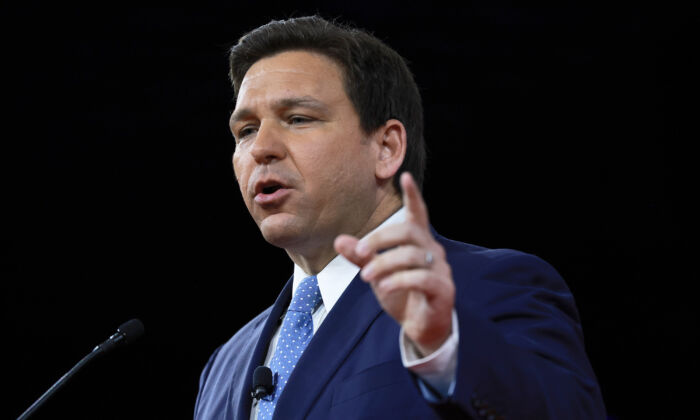 El gobernador de Florida Ron DeSantis habla en la Conferencia de Acción Política Conservadora (CPAC) en The Rosen Shingle Creek en Orlando, Florida, el 24 de febrero de 2022. (Joe Raedle/Getty Images)