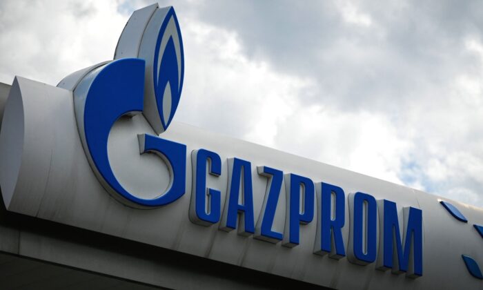El logotipo del gigante energético ruso Gazprom se muestra en una de sus estaciones de servicio, en Sofía, Bulgaria, el 27 de abril de 2022. (Nikolay Doychinov/AFP vía Getty Images)
