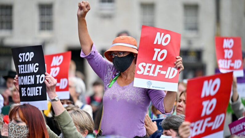 Miembros del público participan en una manifestación por los derechos de la mujer contra la decisión del gobierno escocés de permitir la autodeclaración del sexo en el censo de 2022, en Edimburgo, Escocia, el 2 de septiembre de 2021. (Jeff J Mitchell/Getty Images)
