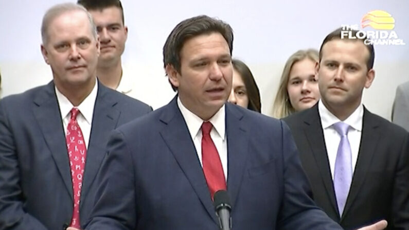 El gobernador de Florida, Ron DeSantis, da una conferencia de prensa en The Villages y firma la ley SB 7044 el 19 de abril de 2022. (Captura de pantalla, The Florida Channel)
