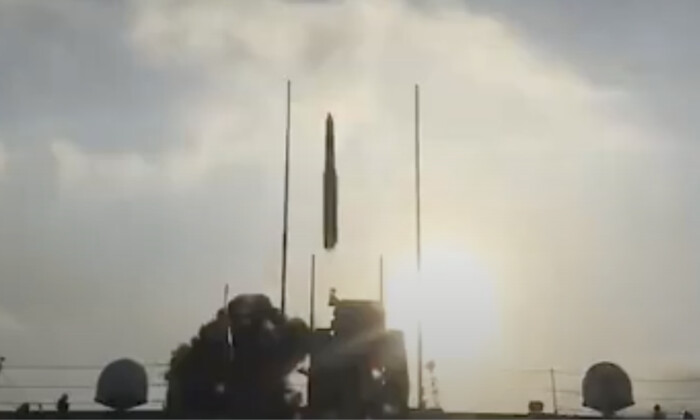 Captura de imagen de un lanzamiento de un misil en un vídeo que circuló por las redes sociales chinas el 19 de abril de 2022. (Weibo/Screenshot vía The Epoch Times)