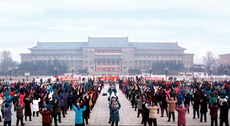 Personas reunidas en un parque de ChangChun para practicar Falun Gong en 1998, antes de la persecución (Minghui)
