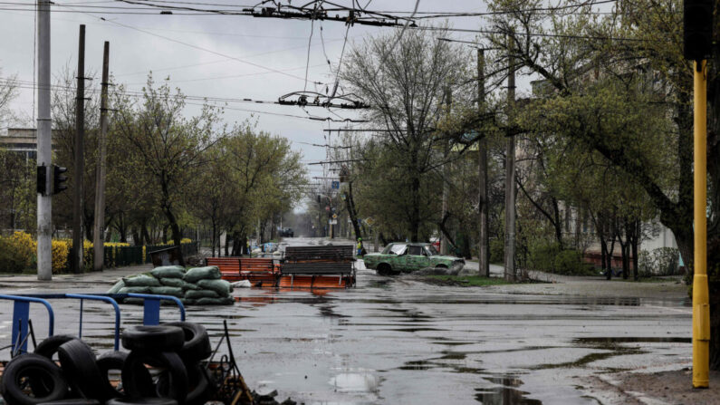 Restos de barricadas en una calle de Severodonetsk mientras las tropas rusas intensifican la campaña para tomar la estratégica ciudad portuaria de Mariúpol, como parte de un ataque masivo previsto en el este de Ucrania, en la región ucraniana de Donbás, el 13 de abril de 2022. (Ronaldo Schemidt/AFP vía Getty Images)
