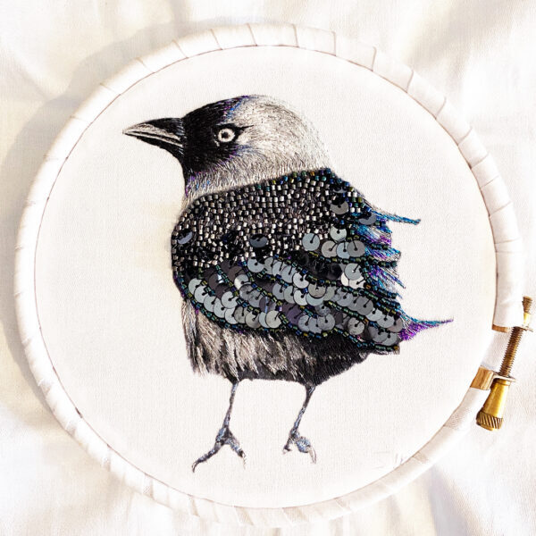 "James Quirky Bird", 2021, de Susannah Weiland. Dibujo a lápiz impreso en tela de algodón y seda y bordado a mano con lentejuelas, cuentas de semillas e hilos de bordado a máquina mates, de seda y metálicos. (Susannah Weiland)